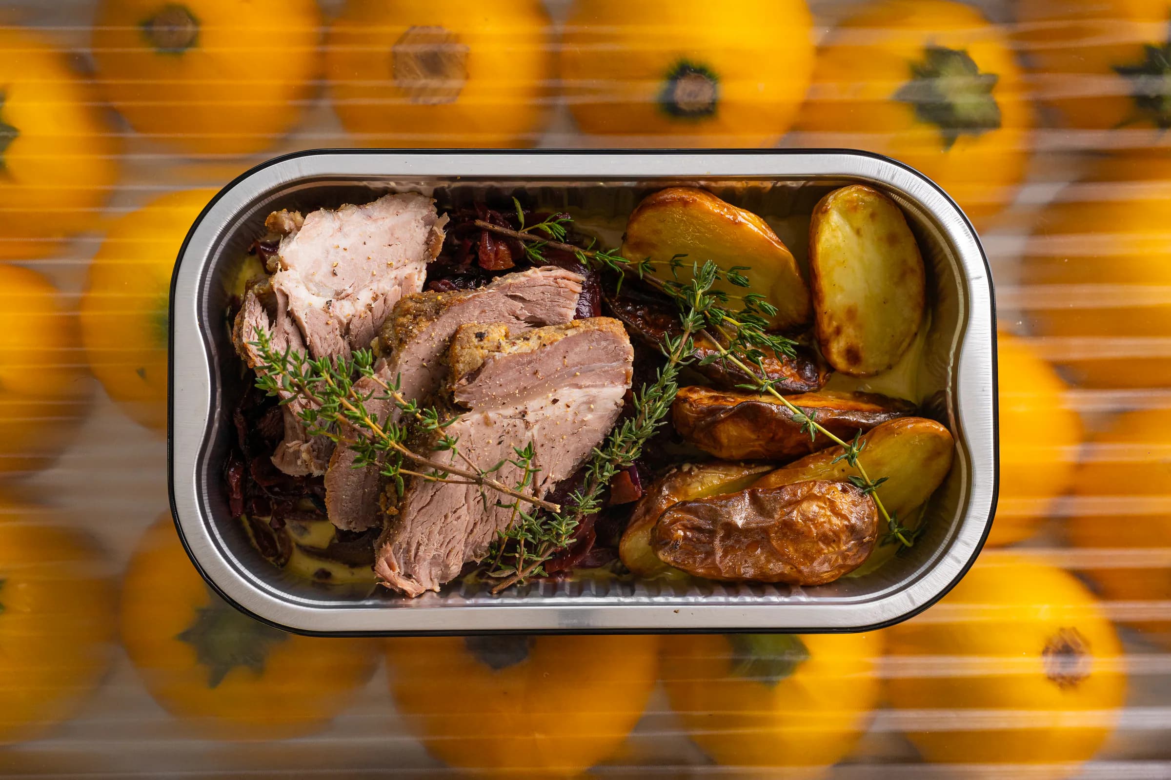 Échine de porc confite, chou rouge et pommes, grenailles